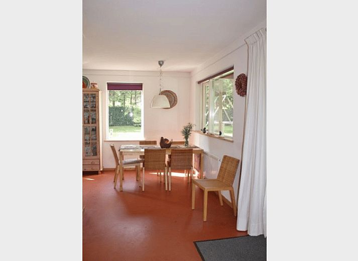 Gemuetliche Terrasse des Ferienhauses in Nieuw Balinge, Mittel-Drenthe, mit Blick auf einen gruenen Garten.