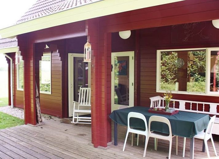 Grosszuegige Rasenflaeche mit Terrasse und Pavillon am Ferienhaus in Nieuw Balinge, ideal fuer Aktivitaeten im Freien.