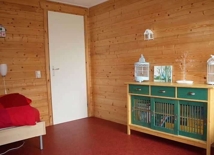 Grosszuegige Rasenflaeche mit Terrasse und Pavillon am Ferienhaus in Nieuw Balinge, ideal fuer Aktivitaeten im Freien.