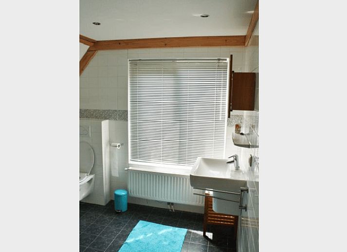 Charmantes rotes Ferienhaus in Nieuw Balinge, in der ruhigen Region Zentral-Drenthe gelegen, ideal zum Entspannen.