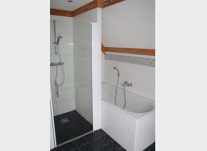 Charmantes rotes Ferienhaus in Nieuw Balinge, in der ruhigen Region Zentral-Drenthe gelegen, ideal zum Entspannen.