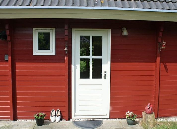 Stilvolles Wohnzimmer im Ferienhaus in Nieuw Balinge, Midden Drenthe, mit bequemen Sitzgelegenheiten und Buecherregalen.