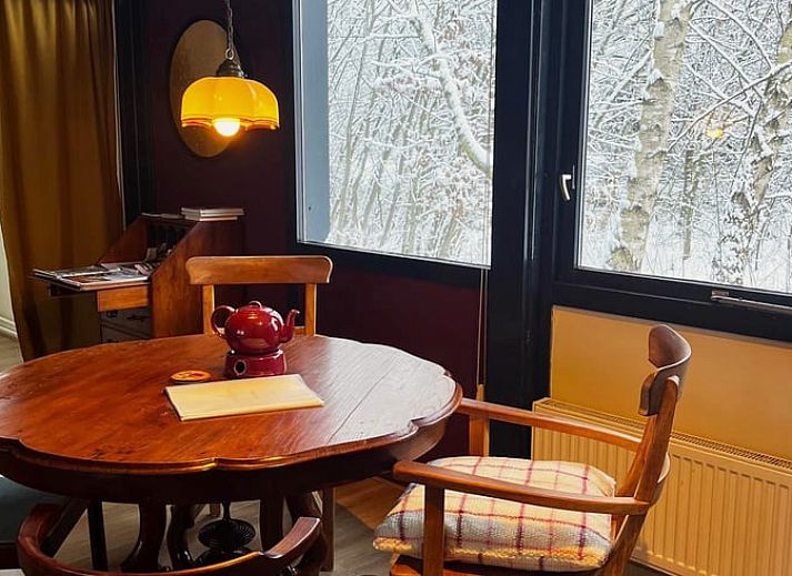 Geniessen Sie die Ruhe auf der Terrasse von Huisje in Nieuw Balinge, einem Ferienhaus im gruenen Herzen von Midden Drenthe, Drenthe.