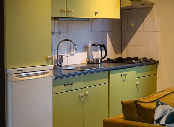 Gemuetlicher Innenbereich des Huisje in Nieuw Balinge, Ferienhaus in Zentral-Drenthe, mit stimmungsvollem Dekor und warmen Farben.