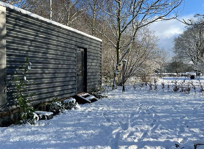 Gemuetlicher Innenbereich des Huisje in Nieuw Balinge, Ferienhaus in Zentral-Drenthe, mit stimmungsvollem Dekor und warmen Farben.