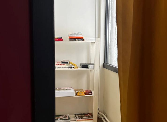 Gemuetlicher Innenbereich des Huisje in Nieuw Balinge, Ferienhaus in Zentral-Drenthe, mit stimmungsvollem Essbereich und warmer Beleuchtung.