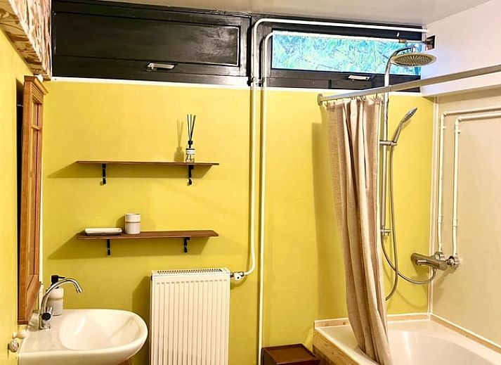 Gemuetlicher Innenbereich des Huisje in Nieuw Balinge, Ferienhaus in Zentral-Drenthe, mit stimmungsvollem Essbereich und warmer Beleuchtung.