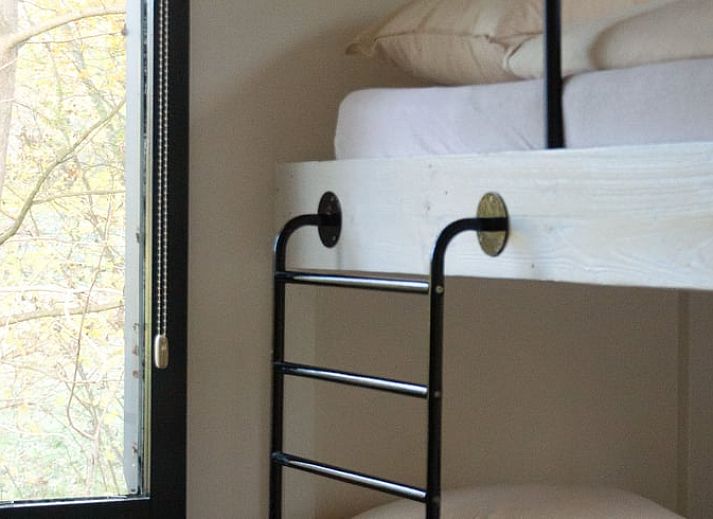 Gemuetlicher Innenbereich des Huisje in Nieuw Balinge, Ferienhaus in Zentral-Drenthe, mit stimmungsvollem Essbereich und warmer Beleuchtung.