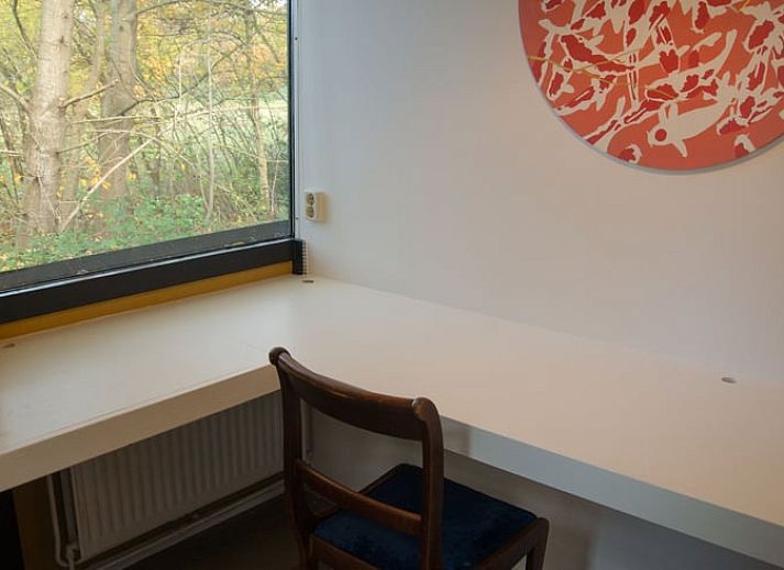 Naturreiche Aussicht vom Cottage in Nieuw Balinge, Ferienhaus in Zentral-Drenthe, mit grasendem Wild im Hintergrund.