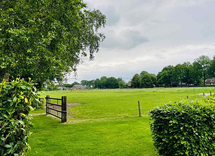 Gezellige woonkamer in DG1567 vakantiehuis, Westdorp, Midden Drenthe. Comfortabele zitruimte met moderne inrichting.