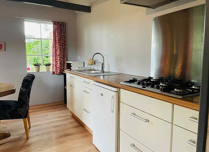 Slaapkamer in DG1567 vakantiehuis, Westdorp, Midden Drenthe. Knusse ruimte met comfortabel bed en natuurlijk licht.