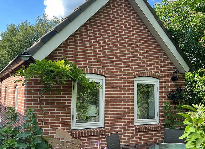 Moderne keuken in Huisje in Westdorp, vakantiehuis in Midden Drenthe met lichte kasten en uitzicht op de tuin.