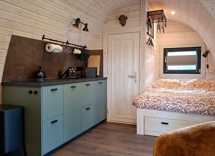 Gemuetliches Ferienhaus in Westdorp, Zentral-Drenthe, mit grossem Rasen und Baeumen.