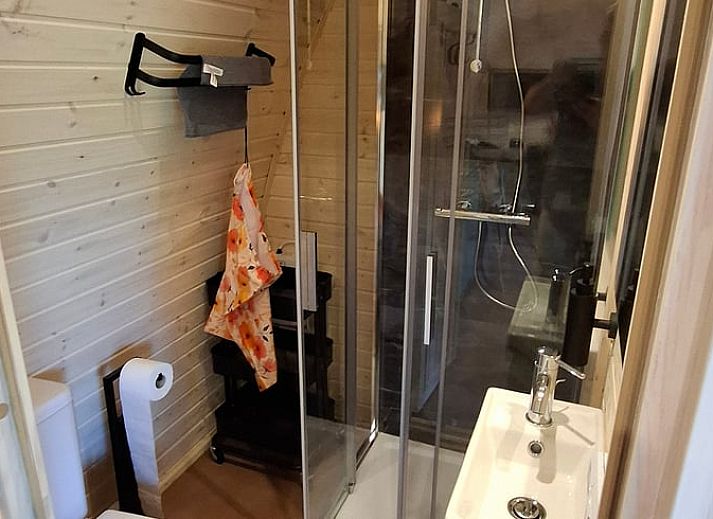 Gemuetliches Ferienhaus in Westdorp, Zentral-Drenthe, mit grossem Rasen und Baeumen.