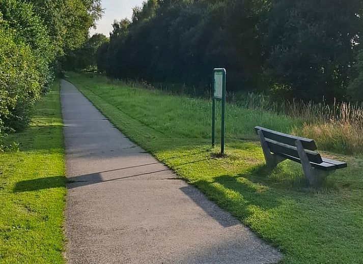 Ferienhaus in Westdorp, Zentral-Drenthe mit gruenem Garten und schattigen Baeumen.