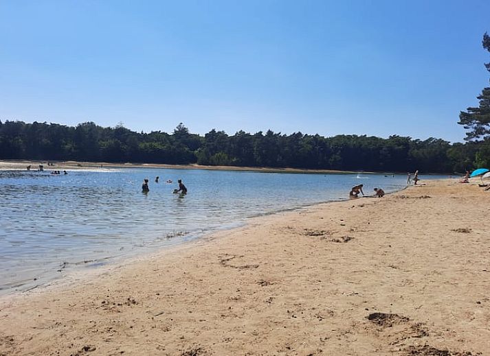 Stilvolles Badezimmer im Ferienhaus in Wezup, mit moderner Dusche und Waschbecken in Zentral-Drenthe.