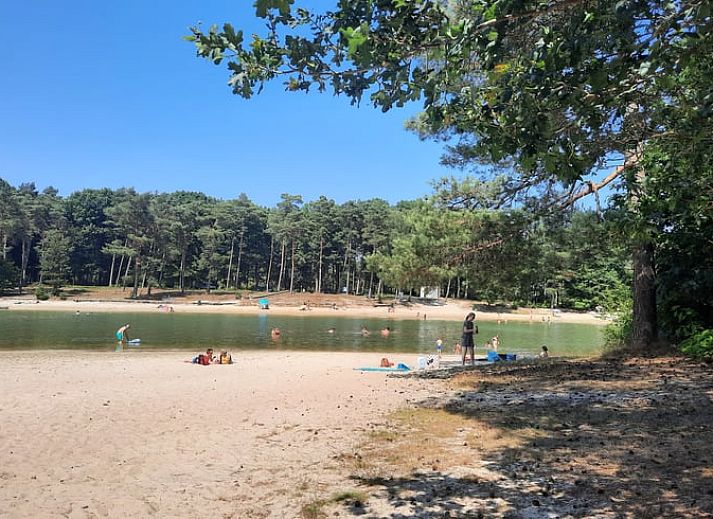 Stilvolles Badezimmer im Ferienhaus in Wezup, mit moderner Dusche und Waschbecken in Zentral-Drenthe.
