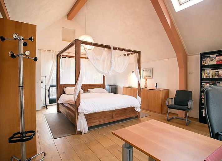 Veranda bij Vakantiehuis in Een, Noord Drenthe, met uitzicht op de tuin. Perfect voor ontspanning in Drenthe.