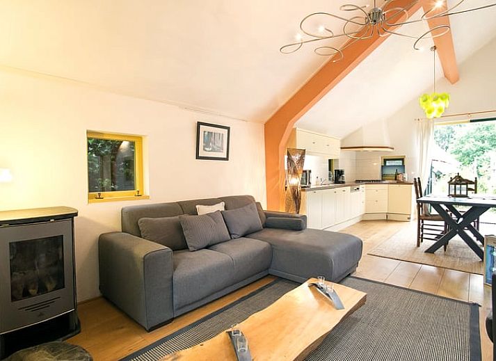 Veranda bij Vakantiehuis in Een, Noord Drenthe, met uitzicht op de tuin. Perfect voor ontspanning in Drenthe.