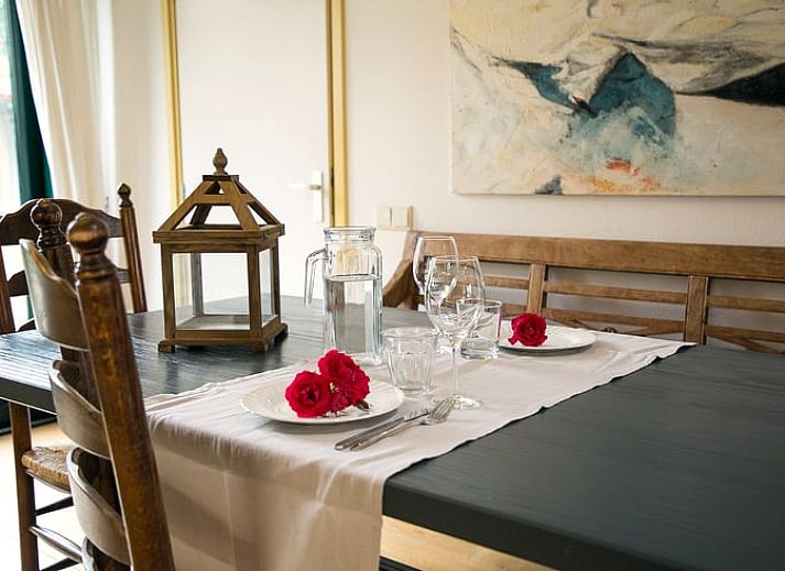 Veranda bij Vakantiehuis in Een, Noord Drenthe, met uitzicht op de tuin. Perfect voor ontspanning in Drenthe.