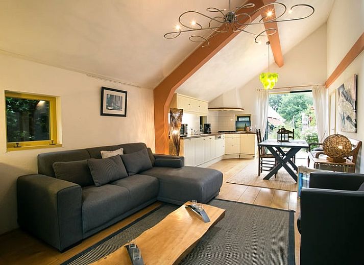 Gezellige eetruimte in Vakantiehuis in Een, Noord Drenthe, met kunst aan de muur en uitzicht op de natuur.