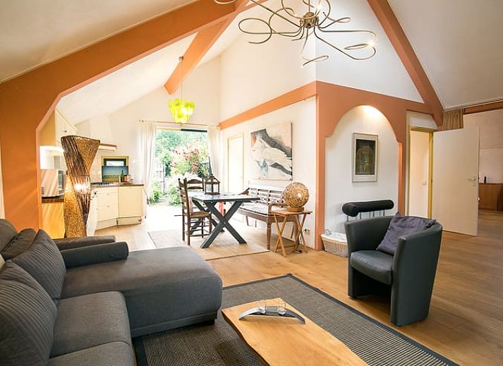 Gezellige eetruimte in Vakantiehuis in Een, Noord Drenthe, met kunst aan de muur en uitzicht op de natuur.