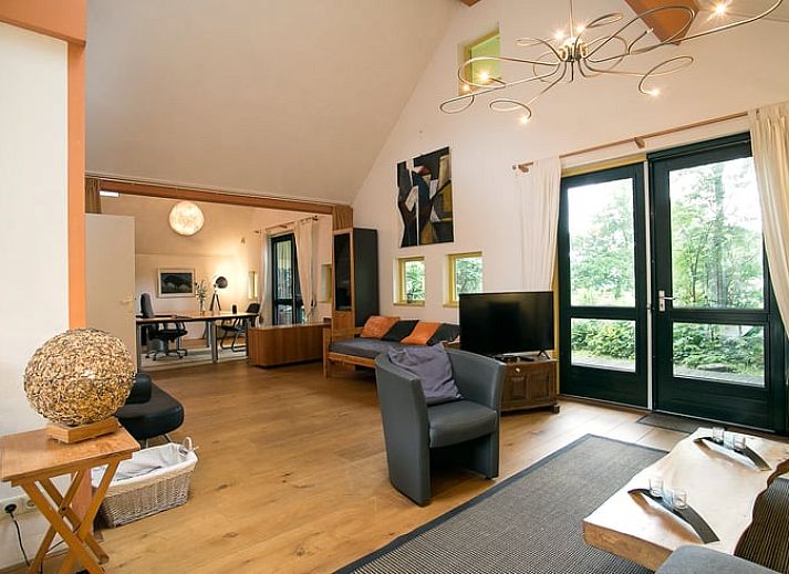 Ruime woonkamer in Vakantiehuis in Een, Noord Drenthe, met moderne keuken en comfortabele zithoek.