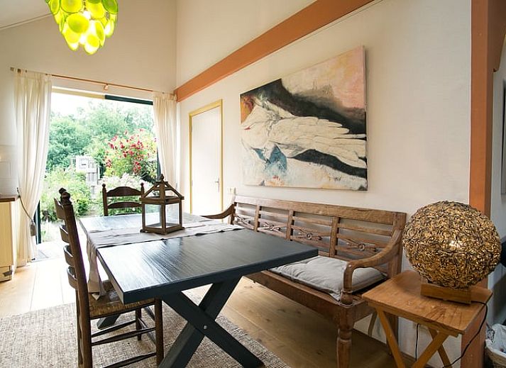 Ruime woonkamer in Vakantiehuis in Een, Noord Drenthe, met moderne keuken en comfortabele zithoek.