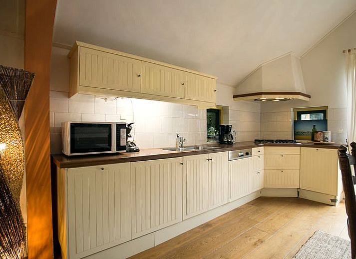 Ruime woonkamer in Vakantiehuis in Een, Noord Drenthe, met moderne keuken en comfortabele zithoek.