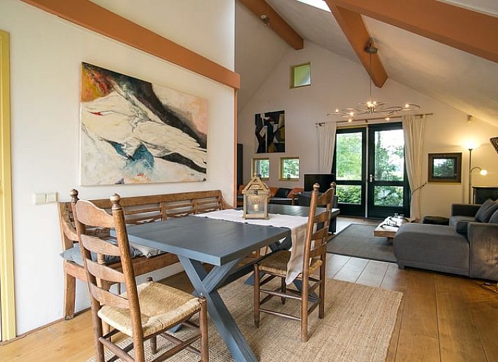 Ruime woonkamer in Vakantiehuis in Een, Noord Drenthe, met moderne keuken en comfortabele zithoek.