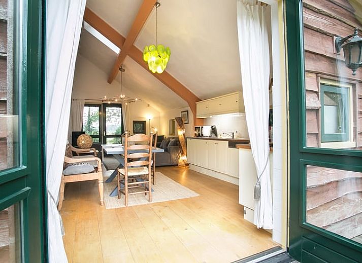 Ruime woonkamer in Vakantiehuis in Een, Noord Drenthe, met moderne keuken en comfortabele zithoek.