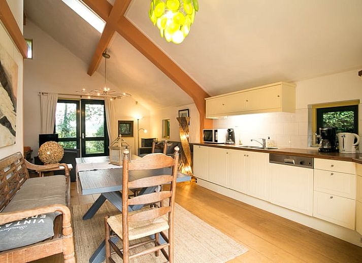 Stijlvolle eetkamertafel in Vakantiehuis in Een, Noord Drenthe, gedekt voor een romantisch diner in Drenthe.