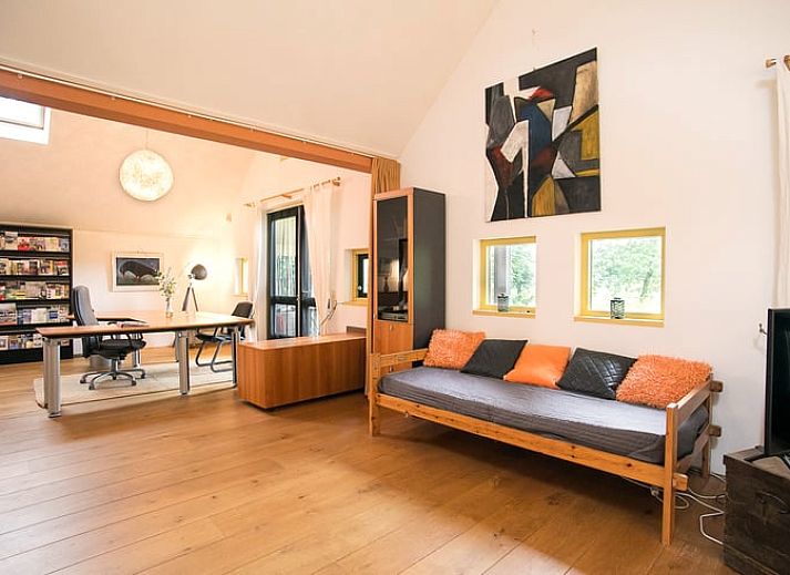 Stijlvolle eetkamertafel in Vakantiehuis in Een, Noord Drenthe, gedekt voor een romantisch diner in Drenthe.