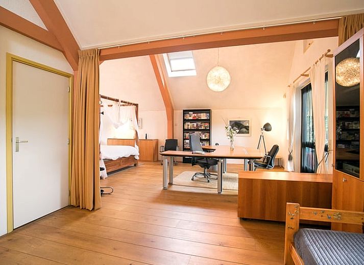 Stijlvolle eetkamertafel in Vakantiehuis in Een, Noord Drenthe, gedekt voor een romantisch diner in Drenthe.