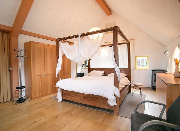 Stijlvolle eetkamertafel in Vakantiehuis in Een, Noord Drenthe, gedekt voor een romantisch diner in Drenthe.