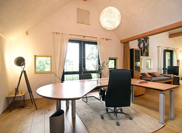 Stijlvolle eetkamertafel in Vakantiehuis in Een, Noord Drenthe, gedekt voor een romantisch diner in Drenthe.