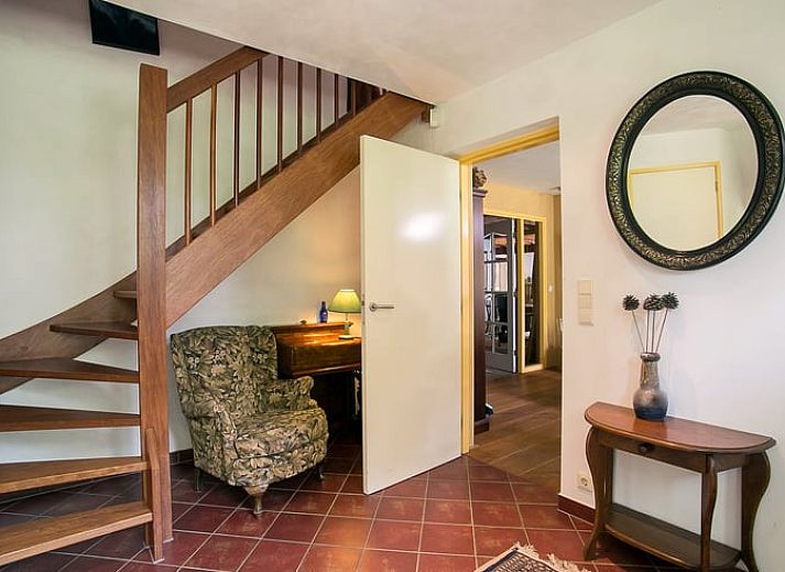 Gemuetliches Wohnzimmer im Ferienhaus in Een, Nord-Drenthe, mit bequemem Sofa und Kunst an der Wand.