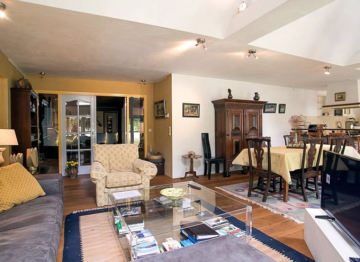 Rustikales Treppenhaus und gemuetliche Leseecke im Ferienhaus in Een, Nord-Drenthe, ideal zum Entspannen.