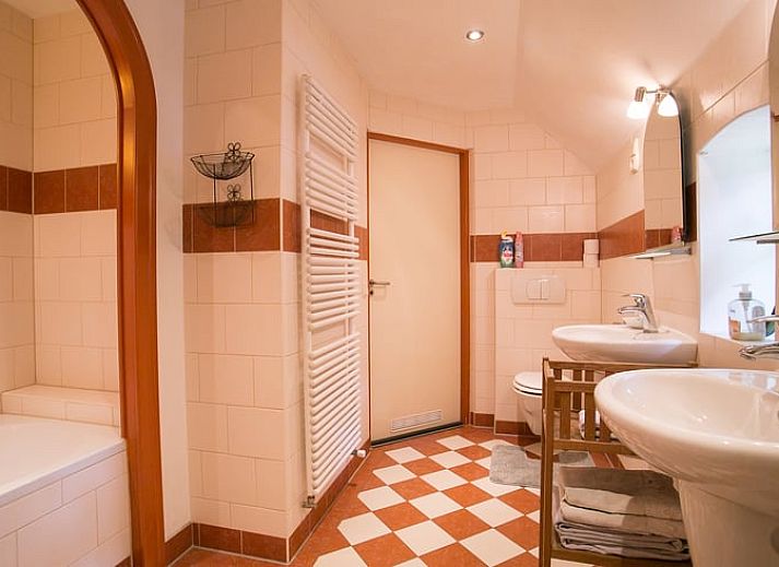 Rustikales Treppenhaus und gemuetliche Leseecke im Ferienhaus in Een, Nord-Drenthe, ideal zum Entspannen.