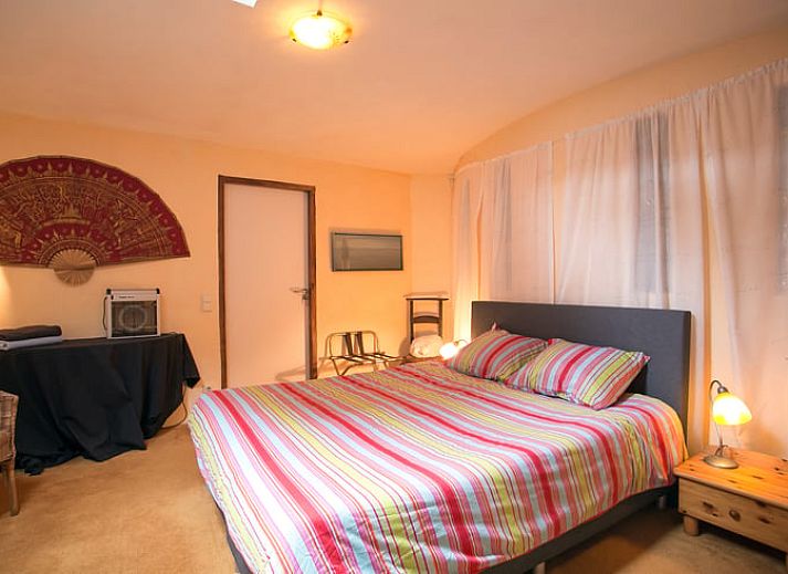 Schoenes Aeusseres des Ferienhauses in Een, Nord-Drenthe, mit Reetdach und gruener Umgebung.