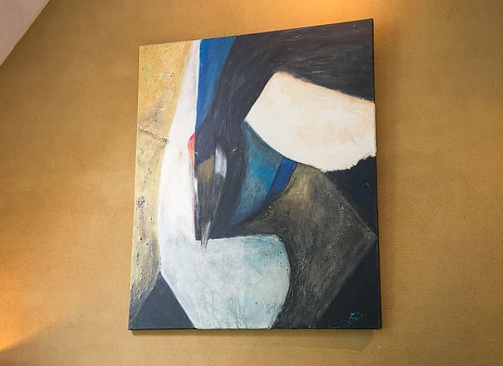 Schoenes Aeusseres des Ferienhauses in Een, Nord-Drenthe, mit Reetdach und gruener Umgebung.