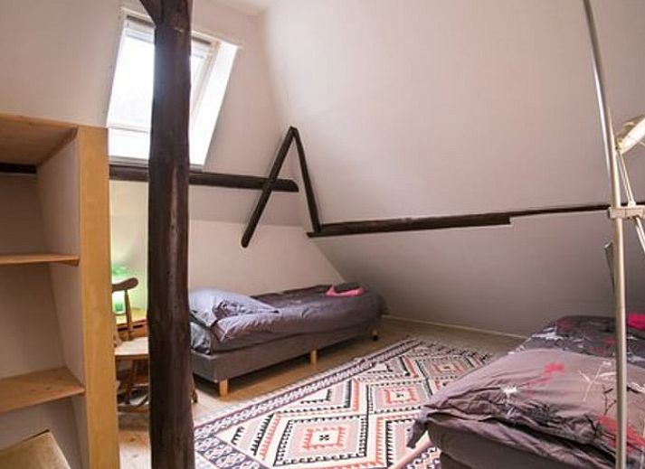 Schoenes Aeusseres des Ferienhauses in Een, Nord-Drenthe, mit Reetdach und gruener Umgebung.