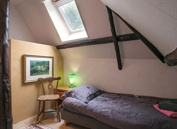 Geraeumiges Ess- und Wohnzimmer im Ferienhaus in Een, Nord-Drenthe, mit viel natuerlichem Licht.