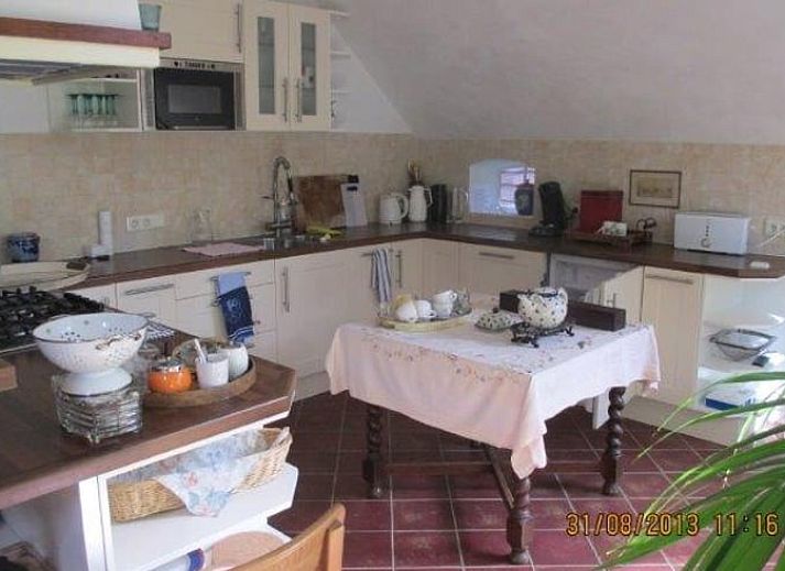 Geraeumiges Ess- und Wohnzimmer im Ferienhaus in Een, Nord-Drenthe, mit viel natuerlichem Licht.