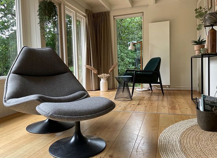 Vakantiehuis Huisje in Een, Drenthe weerspiegeld in een rustige vijver.