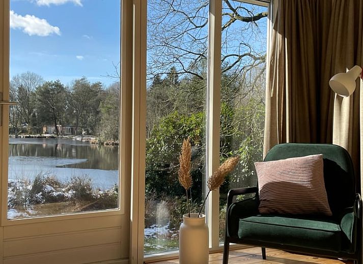 Gezellige woonkamer van Huisje in Een, Noord Drenthe met uitzicht op de natuur.