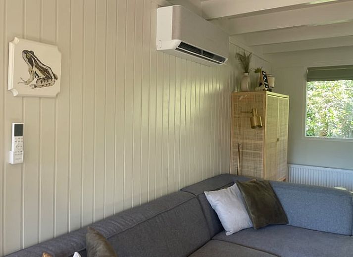 Gezellige woonkamer van Huisje in Een, Noord Drenthe met uitzicht op de natuur.