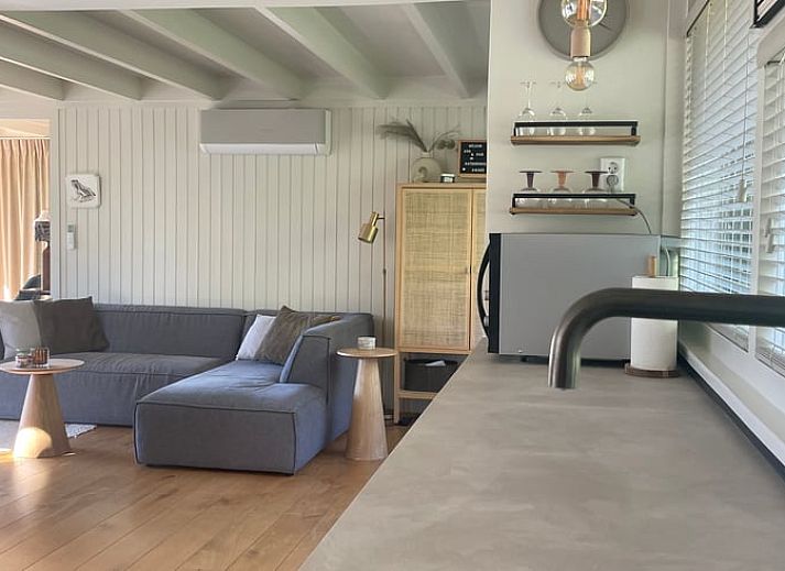 Gezellige woonkamer van Huisje in Een, Noord Drenthe met uitzicht op de natuur.