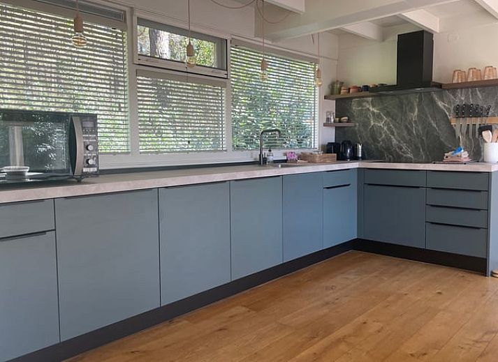 Gezellige woonkamer van Huisje in Een, Noord Drenthe met uitzicht op de natuur.