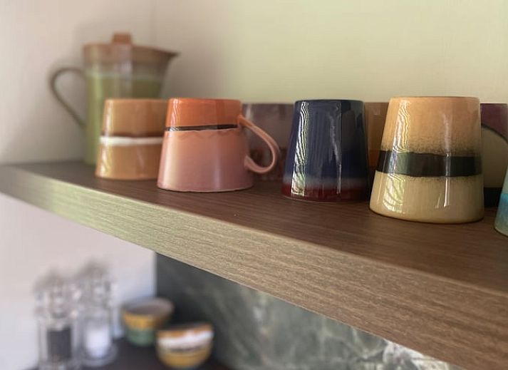 Gezellige woonkamer van Huisje in Een, Noord Drenthe met uitzicht op de natuur.